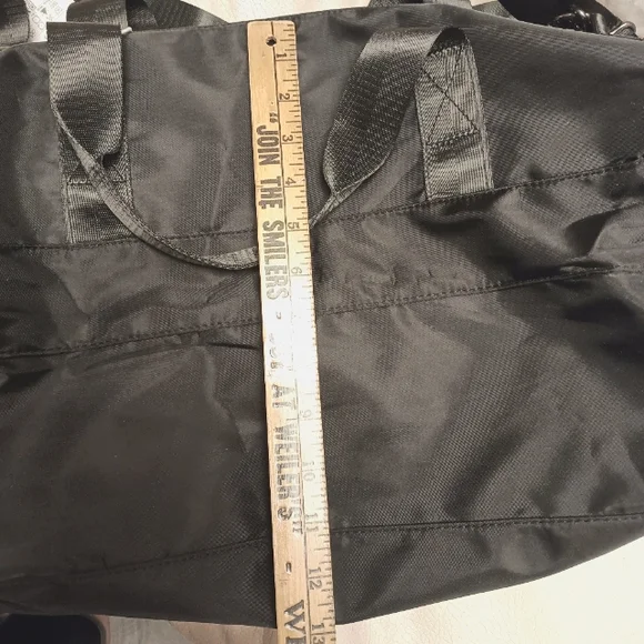 Halara gym duffle bag with adjustable strap, new - Picture 11 of 14